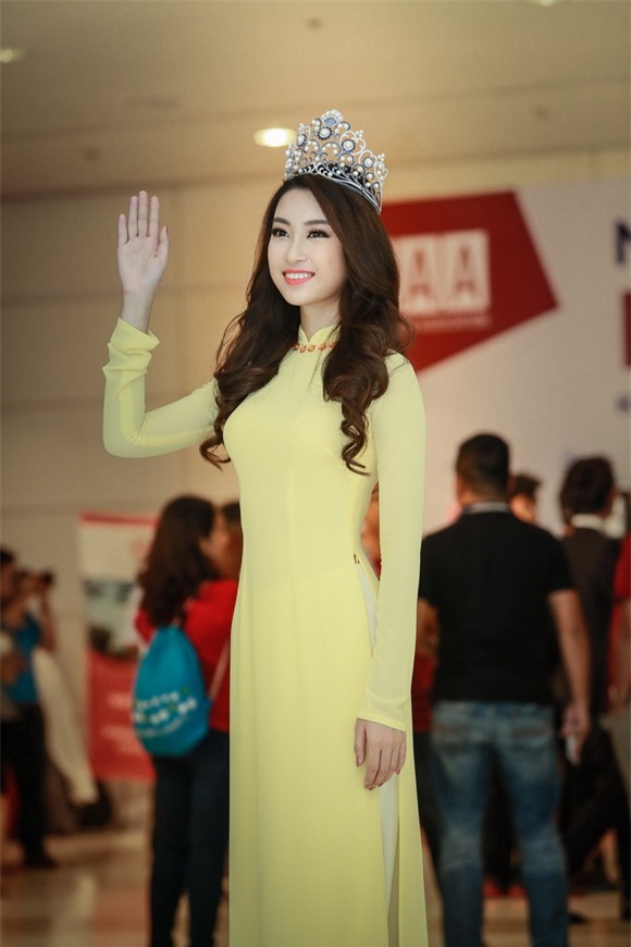 Hoa hậu Mỹ Linh diện áo dài vàng 5