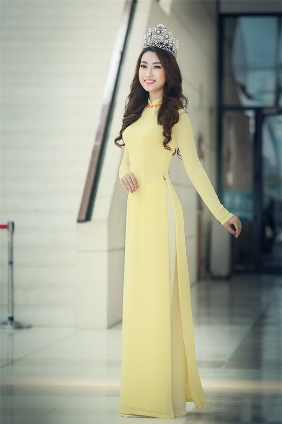 Hoa hậu Mỹ Linh diện áo dài vàng 4