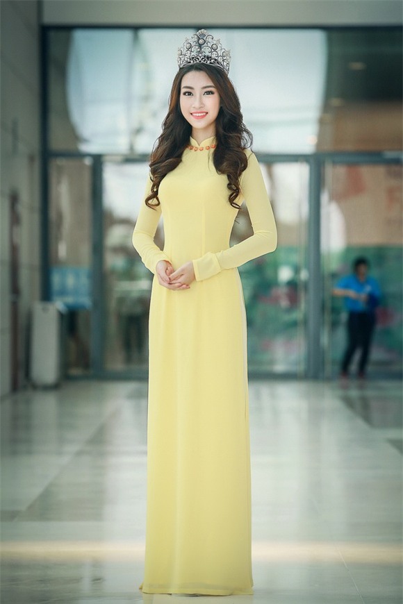 Hoa hậu Mỹ Linh diện áo dài vàng 3