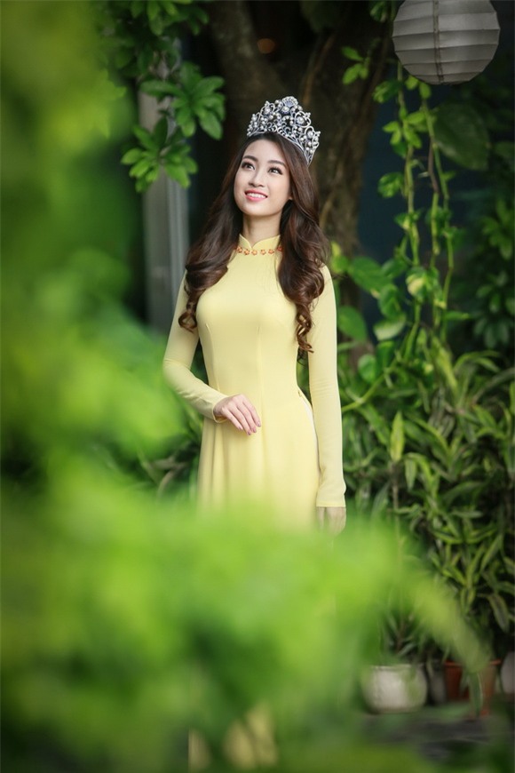 Hoa hậu Mỹ Linh diện áo dài vàng 0
