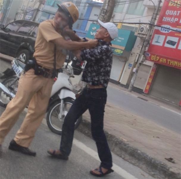 Nguoi pham luat tan cong canh sat giao thong tren pho hinh anh 1