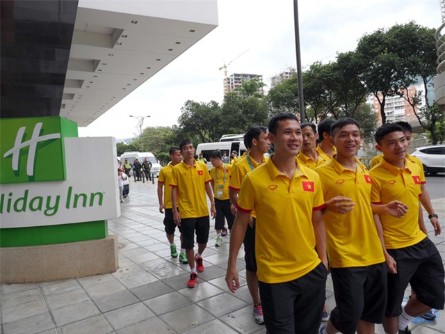 Chờ gặp Nga, tuyển futsal Việt Nam đi shopping ở Colombia - Ảnh 3.