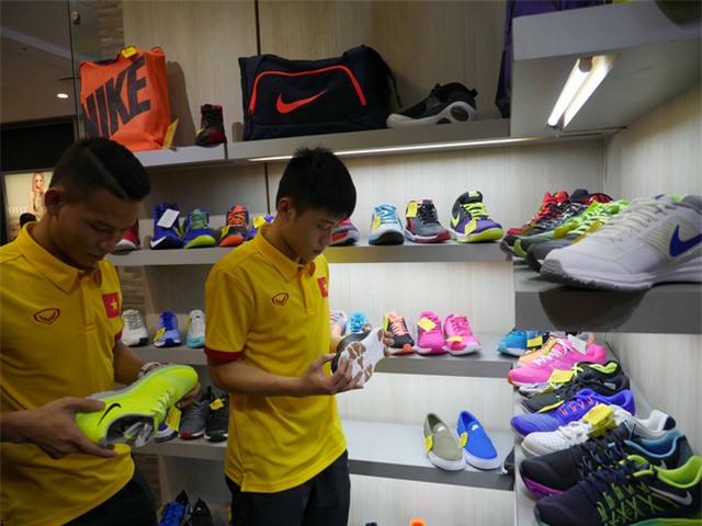 Chờ gặp Nga, tuyển futsal Việt Nam đi shopping ở Colombia - Ảnh 6.