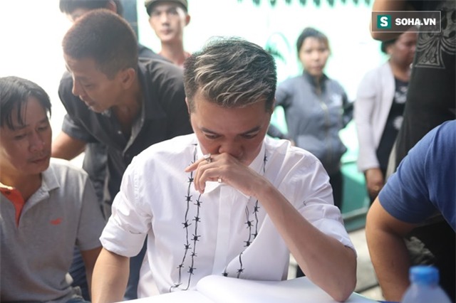 Mr Đàm khóc nấc bên thi hài ca sĩ Minh Thuận - Ảnh 10.