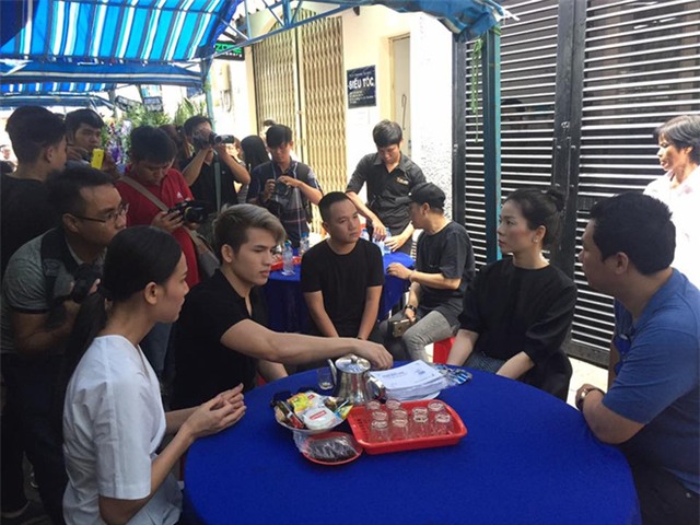 Mr Đàm khóc nấc bên thi hài ca sĩ Minh Thuận - Ảnh 9.