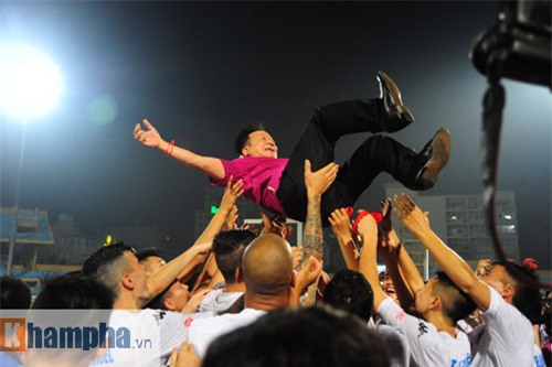 Bầu Hiển được tung hô như người hùng, HN.T&T nhận hơn 10 tỷ đồng - 6