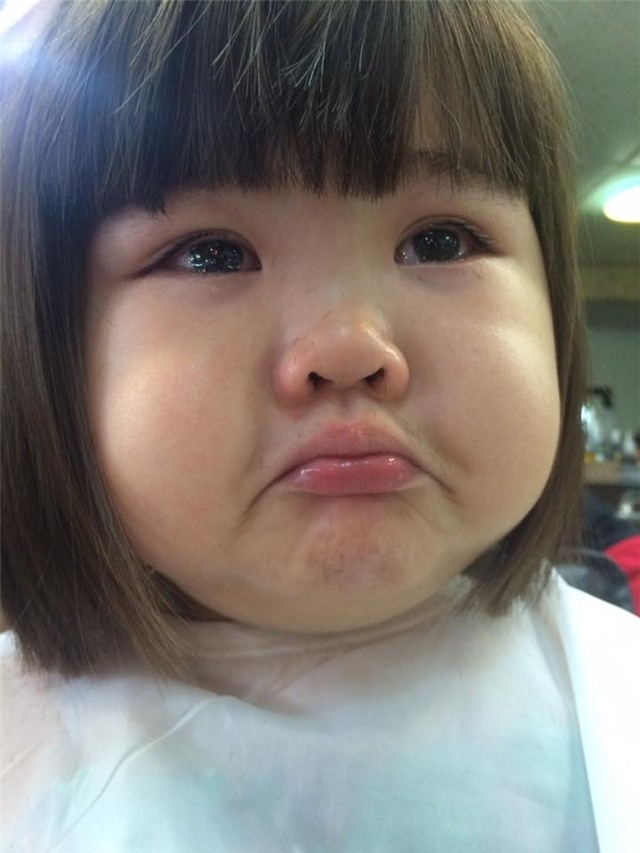 phung phiu vi bi cat toc, be gai