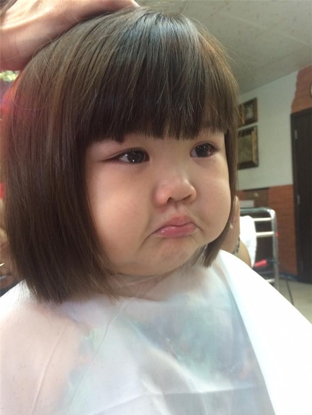 phung phiu vi bi cat toc, be gai 