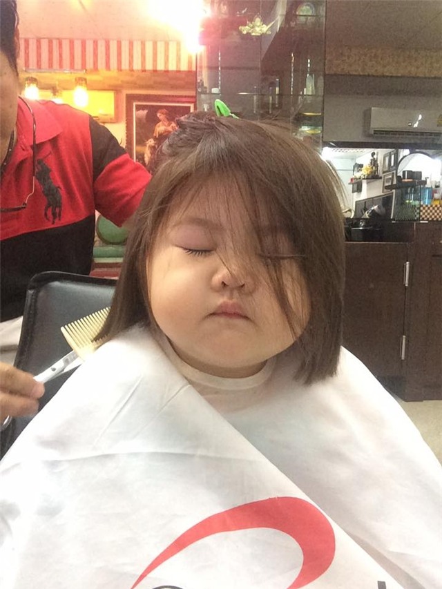 phung phiu vi bi cat toc, be gai