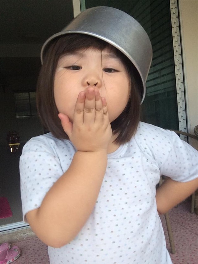 phung phiu vi bi cat toc, be gai 