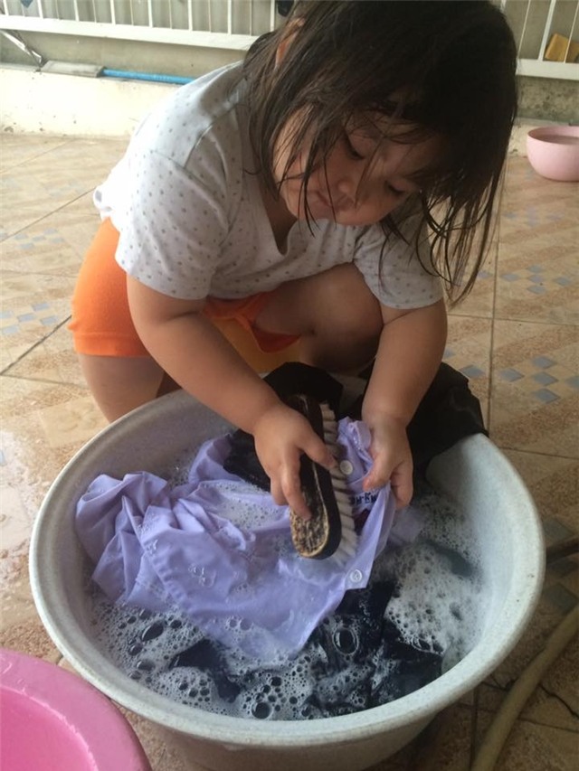 phung phiu vi bi cat toc, be gai