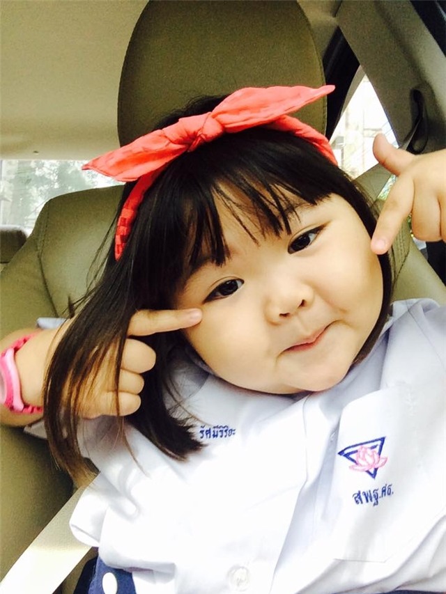 phung phiu vi bi cat toc, be gai