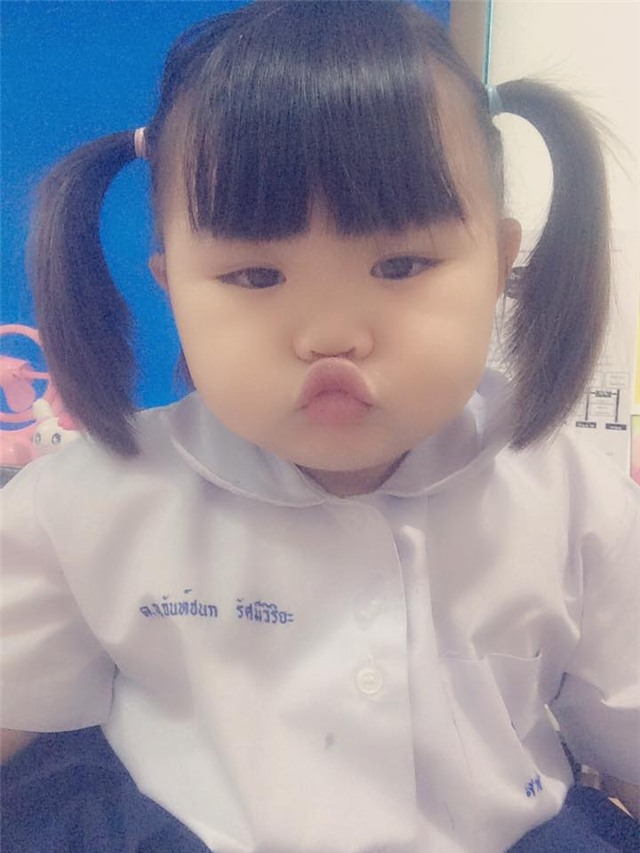 phung phiu vi bi cat toc, be gai