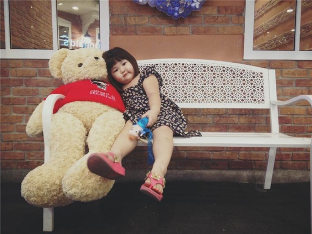 phung phiu vi bi cat toc, be gai