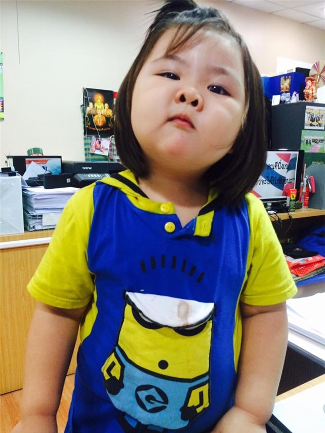 phung phiu vi bi cat toc, be gai