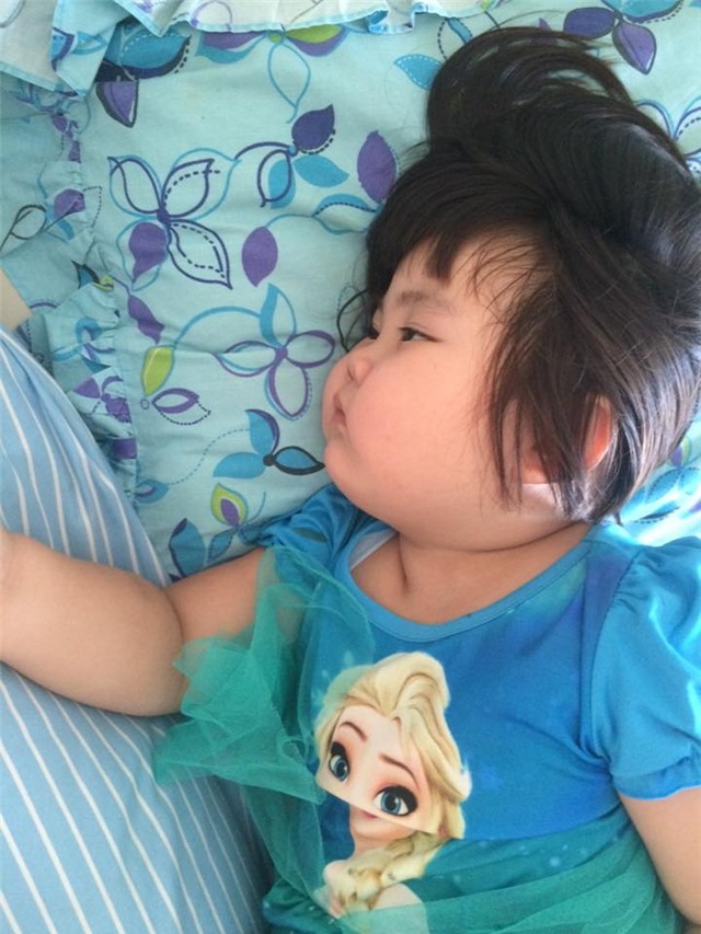 phung phiu vi bi cat toc, be gai 