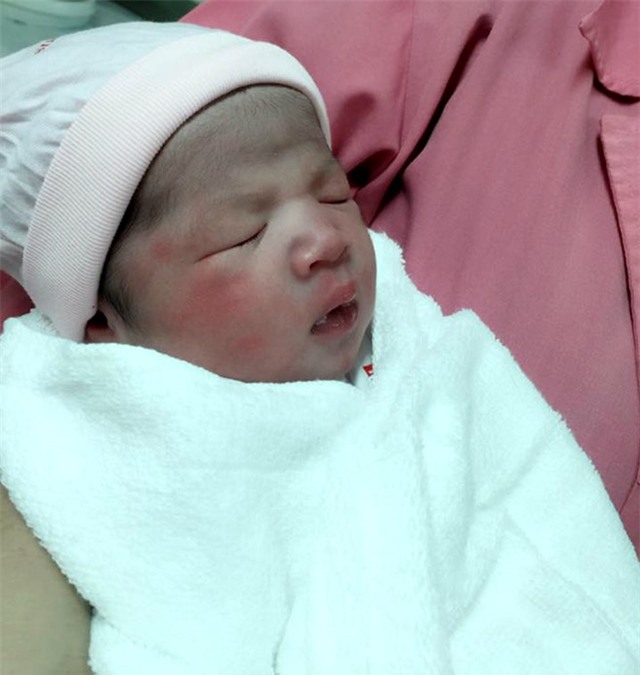 Vo Quach Thanh Danh gap kho khi sinh con thu 4 hinh anh 2