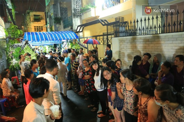 Lại tái diễn cảnh người dân hiếu kỳ vây kín xem nghệ sĩ tại đám tang Minh Thuận - Ảnh 4.