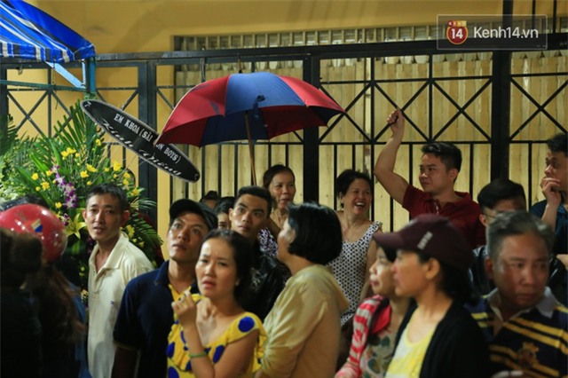 Lại tái diễn cảnh người dân hiếu kỳ vây kín xem nghệ sĩ tại đám tang Minh Thuận - Ảnh 6.