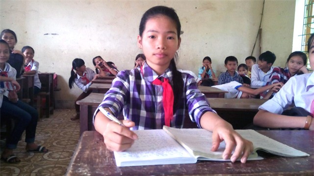  Em Phạm Thị Kim Oanh đã lấy nước mắt của bạn bè, thầy cô khi viết bức thư gửi mẹ đã mất. 