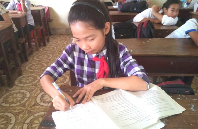 Nhưng khi đêm xuống, lúc mưa buồn đứa trẻ thơ ấy lại nhớ mẹ đến da diết. Nó thèm khát cái cảm giác được bên mẹ. Thèm khát cái hơi ấm khi được vùi đầu vào lòng mẹ. Được ăn cơm vắt mẹ nấu... Đó là những gì mà Oanh mong muốn trong cuộc đời này.