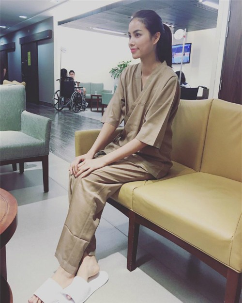 Phạm Hương đang có mặt ở Singapore, cô ghé qua một bệnh viên để kiểm tra sức khỏe.