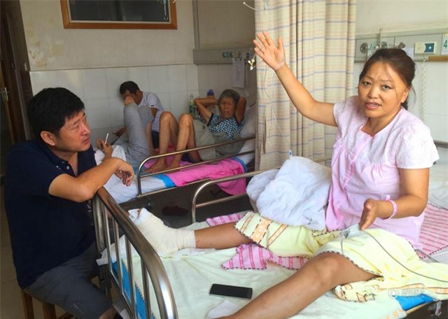 Đang tham quan cầu kính cao nhất thế giới, nữ du khách gặp tai nạn đá rơi liểng xiểng - Ảnh 2.