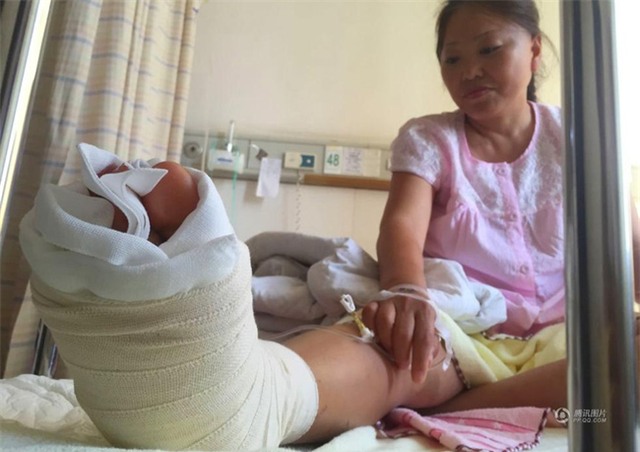 Đang tham quan cầu kính cao nhất thế giới, nữ du khách gặp tai nạn đá rơi liểng xiểng - Ảnh 3.