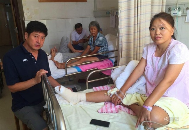 Đang tham quan cầu kính cao nhất thế giới, nữ du khách gặp tai nạn đá rơi liểng xiểng - Ảnh 5.