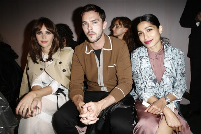 Trẻ trung xinh đẹp, nhưng Triệu Vy lại là sao ăn mặc chán đời nhất show Burberry - Ảnh 11.