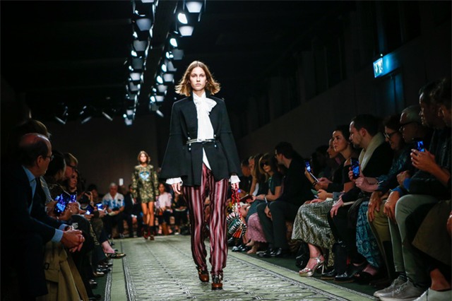 Trẻ trung xinh đẹp, nhưng Triệu Vy lại là sao ăn mặc chán đời nhất show Burberry - Ảnh 14.