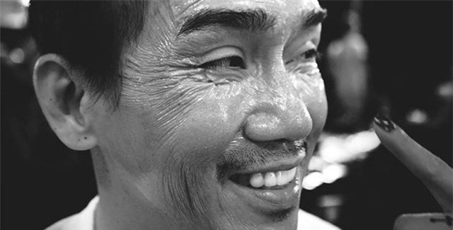 Những nụ cười bất nhẫn ở đám tang Minh Thuận - Ảnh 1.