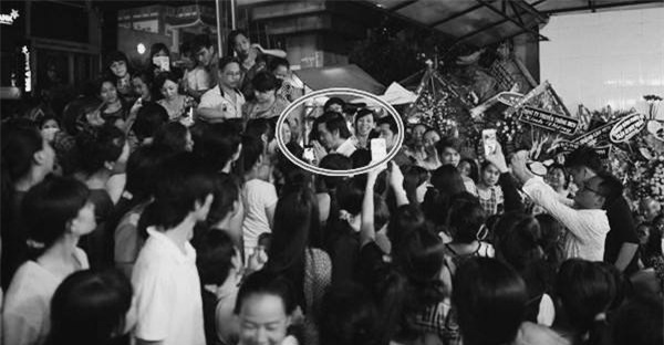 Những nụ cười bất nhẫn ở đám tang Minh Thuận - Ảnh 6.