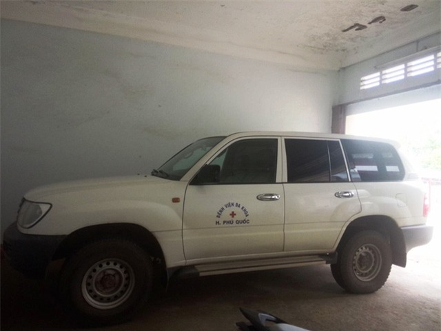 Chiếc xe nhãn hiệu TOYOTA loại LANDCRUISER, BKS 68C-0799 do Bộ Y tế cấp để làm xe cứu thương cho bệnh viện nhưng bác sĩ Nguyễn Đức Phát tự ý biến thành xe cá nhân để đi học và đi công tác.