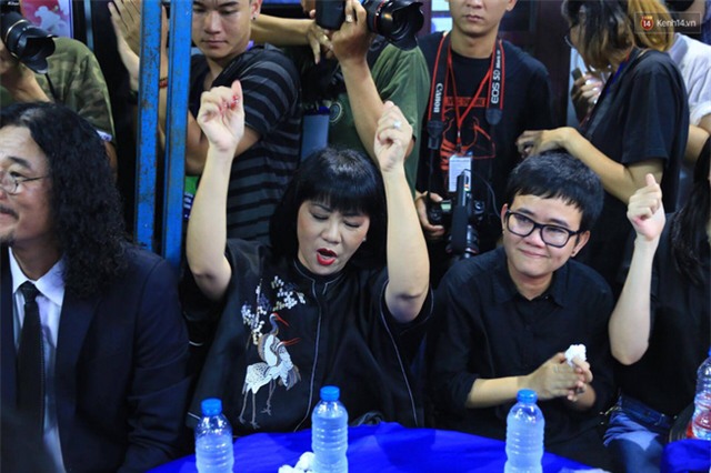 Dưới cơn mưa, anh em đồng nghiệp đang cùng hát những ca khúc vang danh, Minh Thuận ơi, anh mỉm cười chào tạm biệt nhé! - Ảnh 10.