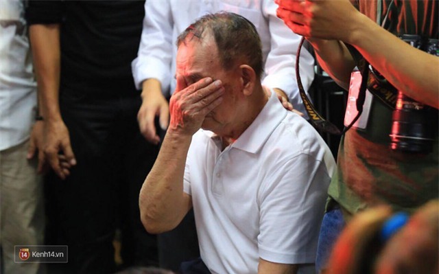 Dưới cơn mưa, anh em đồng nghiệp đang cùng hát những ca khúc vang danh, Minh Thuận ơi, anh mỉm cười chào tạm biệt nhé! - Ảnh 11.