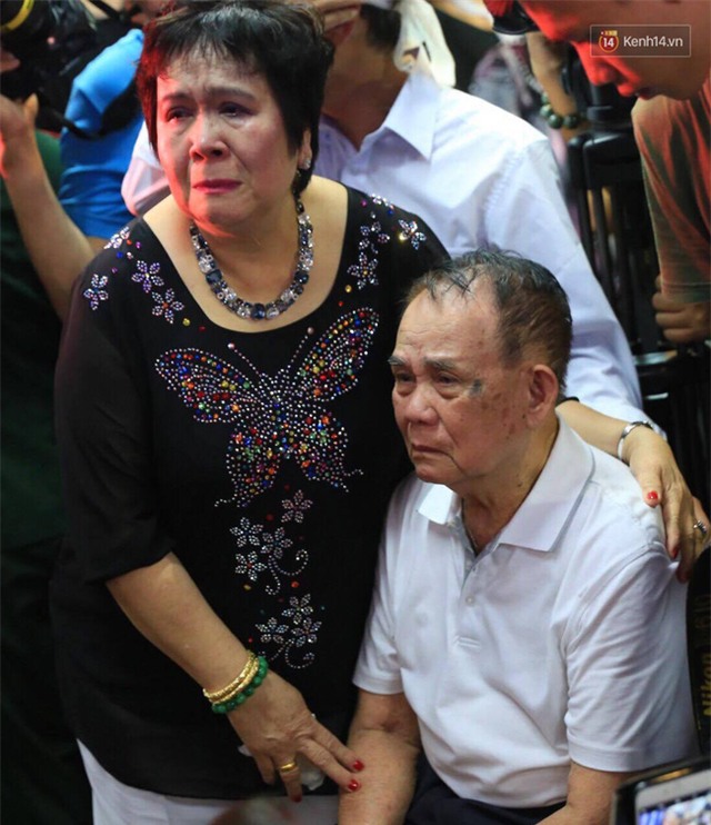 Dưới cơn mưa, anh em đồng nghiệp đang cùng hát những ca khúc vang danh, Minh Thuận ơi, anh mỉm cười chào tạm biệt nhé! - Ảnh 13.