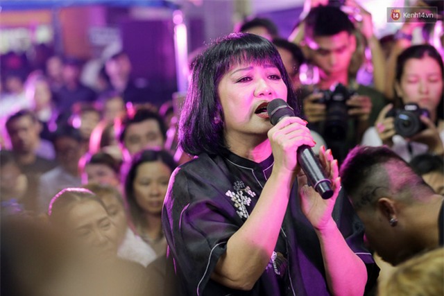 Dưới cơn mưa, anh em đồng nghiệp đang cùng hát những ca khúc vang danh, Minh Thuận ơi, anh mỉm cười chào tạm biệt nhé! - Ảnh 15.