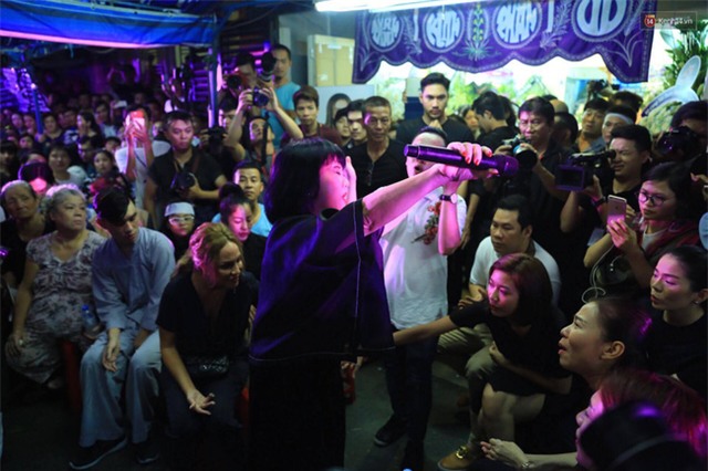 Dưới cơn mưa, anh em đồng nghiệp đang cùng hát những ca khúc vang danh, Minh Thuận ơi, anh mỉm cười chào tạm biệt nhé! - Ảnh 17.