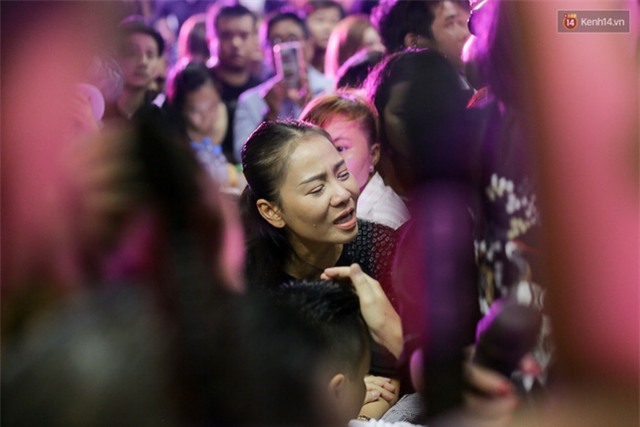 Dưới cơn mưa, anh em đồng nghiệp đang cùng hát những ca khúc vang danh, Minh Thuận ơi, anh mỉm cười chào tạm biệt nhé! - Ảnh 19.