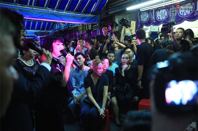 Dưới cơn mưa, anh em đồng nghiệp đang cùng hát những ca khúc vang danh, Minh Thuận ơi, anh mỉm cười chào tạm biệt nhé! - Ảnh 21.