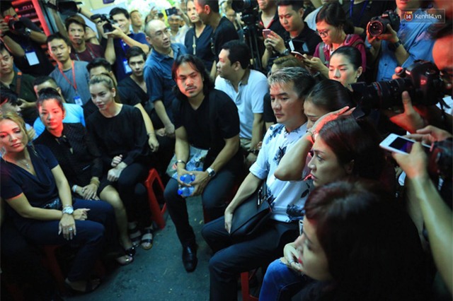 Dưới cơn mưa, anh em đồng nghiệp đang cùng hát những ca khúc vang danh, Minh Thuận ơi, anh mỉm cười chào tạm biệt nhé! - Ảnh 28.