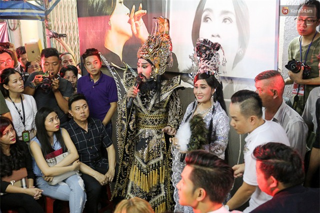 Dưới cơn mưa, anh em đồng nghiệp đang cùng hát những ca khúc vang danh, Minh Thuận ơi, anh mỉm cười chào tạm biệt nhé! - Ảnh 29.