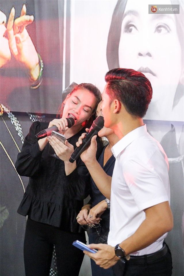 Dưới cơn mưa, anh em đồng nghiệp đang cùng hát những ca khúc vang danh, Minh Thuận ơi, anh mỉm cười chào tạm biệt nhé! - Ảnh 31.