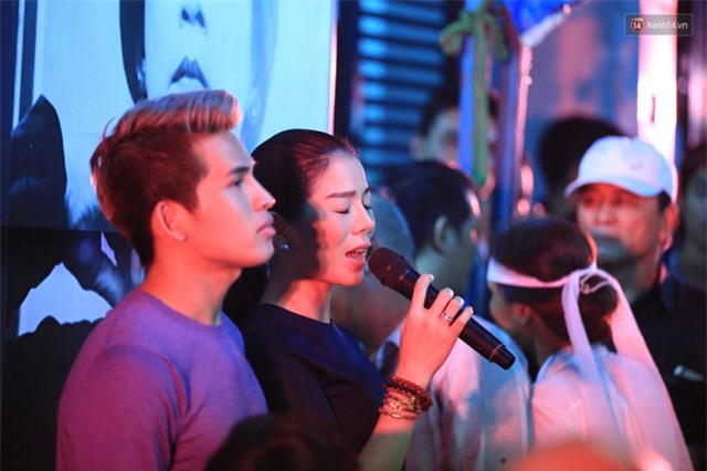 Dưới cơn mưa, anh em đồng nghiệp đang cùng hát những ca khúc vang danh, Minh Thuận ơi, anh mỉm cười chào tạm biệt nhé! - Ảnh 37.