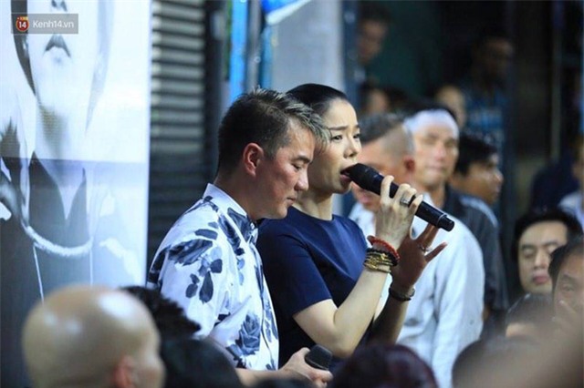 Dưới cơn mưa, anh em đồng nghiệp đang cùng hát những ca khúc vang danh, Minh Thuận ơi, anh mỉm cười chào tạm biệt nhé! - Ảnh 40.