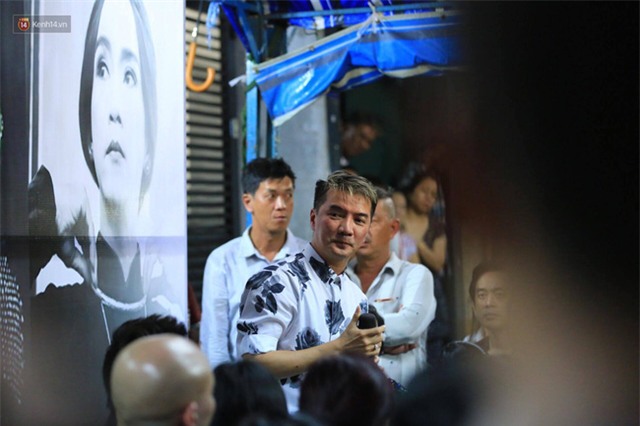 Dưới cơn mưa, anh em đồng nghiệp đang cùng hát những ca khúc vang danh, Minh Thuận ơi, anh mỉm cười chào tạm biệt nhé! - Ảnh 41.