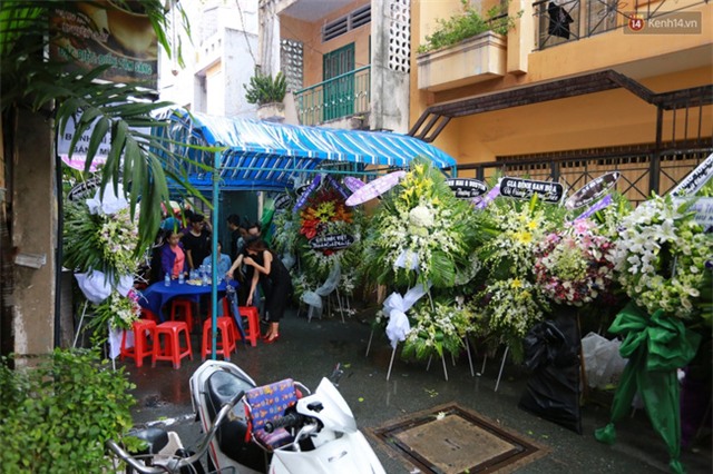 Dưới cơn mưa, anh em đồng nghiệp đang cùng hát những ca khúc vang danh, Minh Thuận ơi, anh mỉm cười chào tạm biệt nhé! - Ảnh 43.
