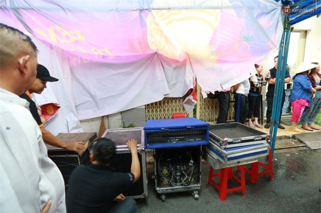 Dưới cơn mưa, anh em đồng nghiệp đang cùng hát những ca khúc vang danh, Minh Thuận ơi, anh mỉm cười chào tạm biệt nhé! - Ảnh 45.