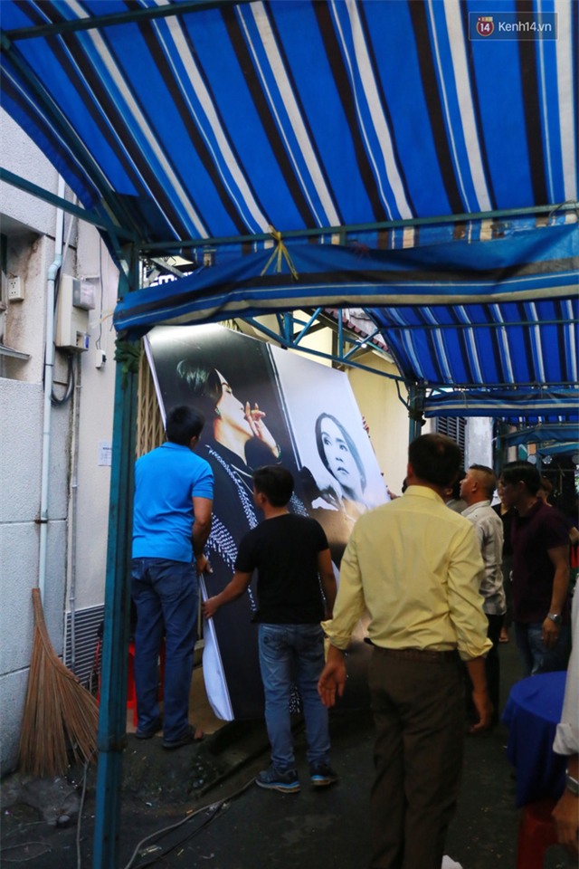 Dưới cơn mưa, anh em đồng nghiệp đang cùng hát những ca khúc vang danh, Minh Thuận ơi, anh mỉm cười chào tạm biệt nhé! - Ảnh 49.